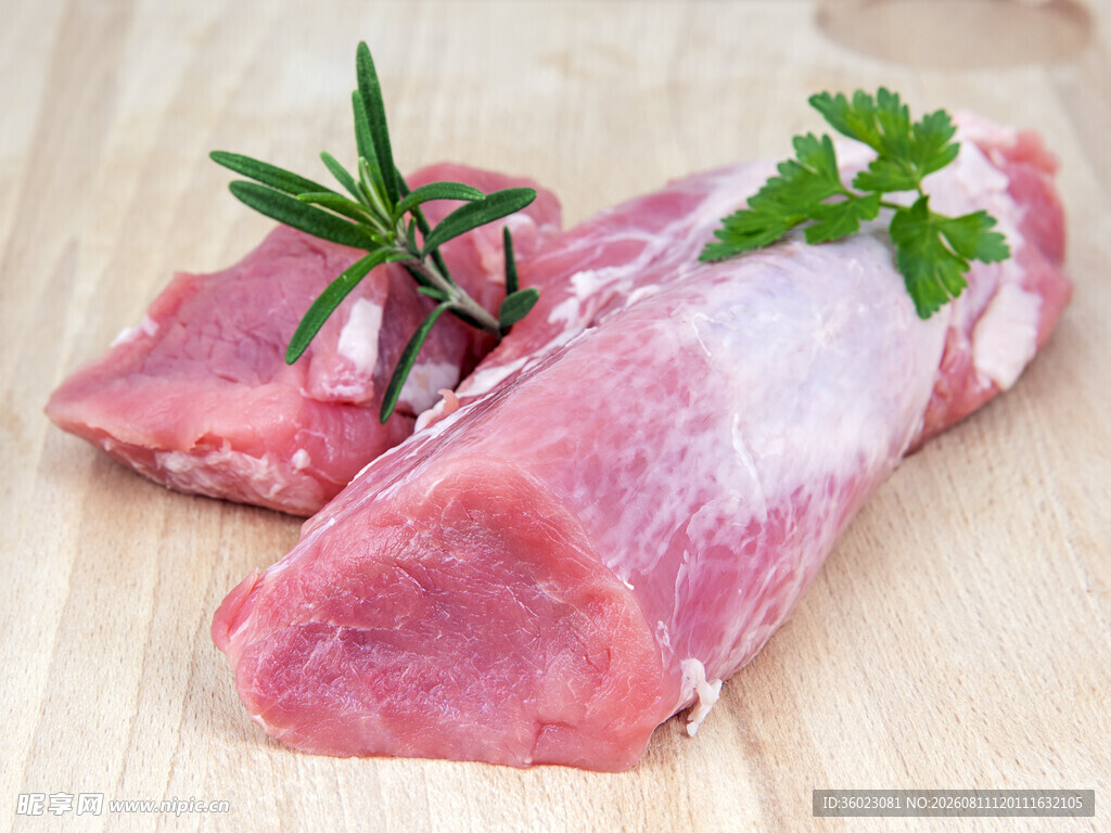 新鲜生猪肉配香草佐料