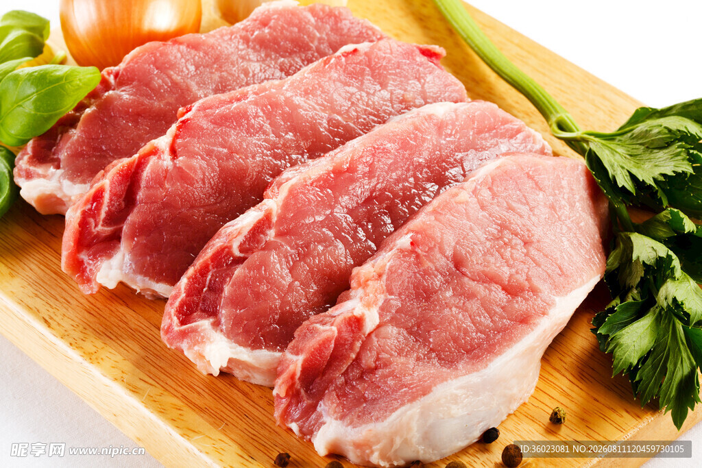 新鲜生猪肉切片摆于木盘