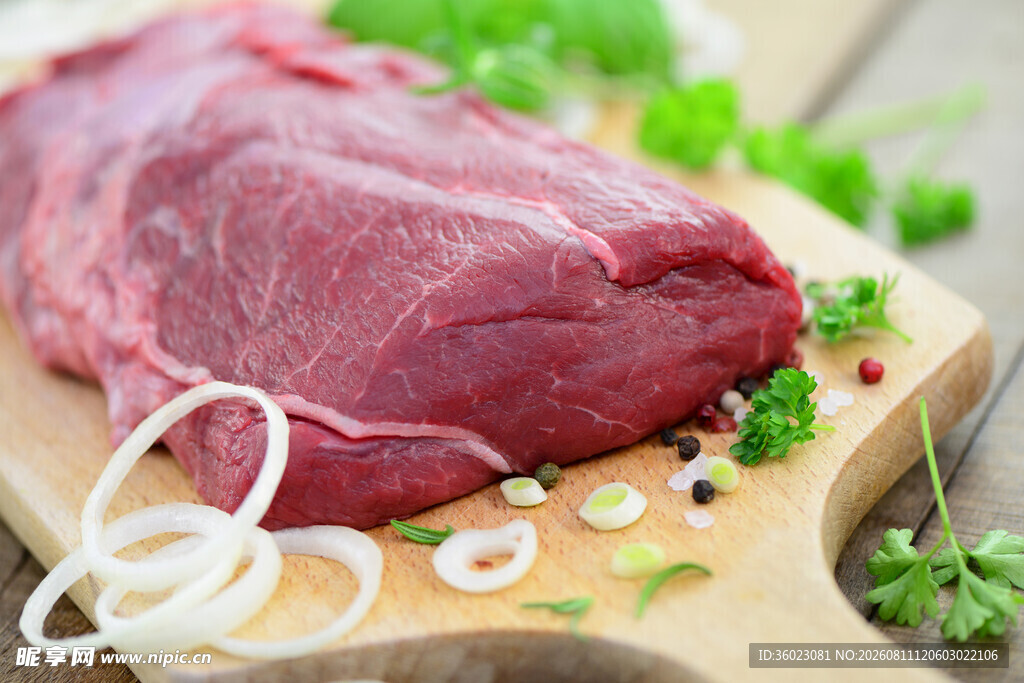 新鲜生牛肉置于砧板上