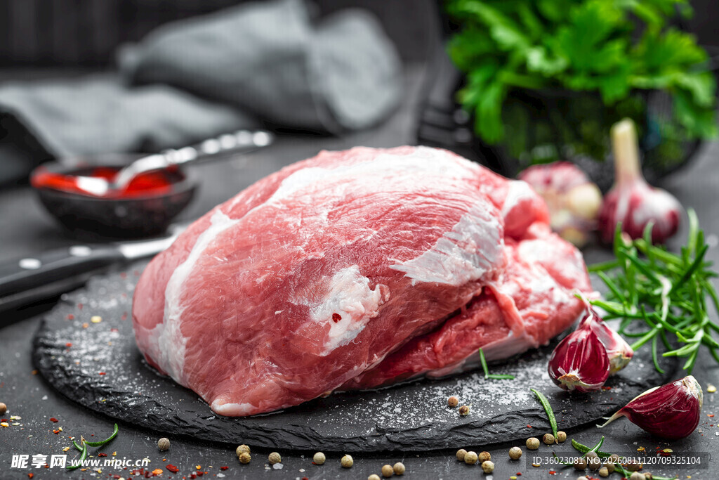 新鲜生猪肉搭配多样佐料