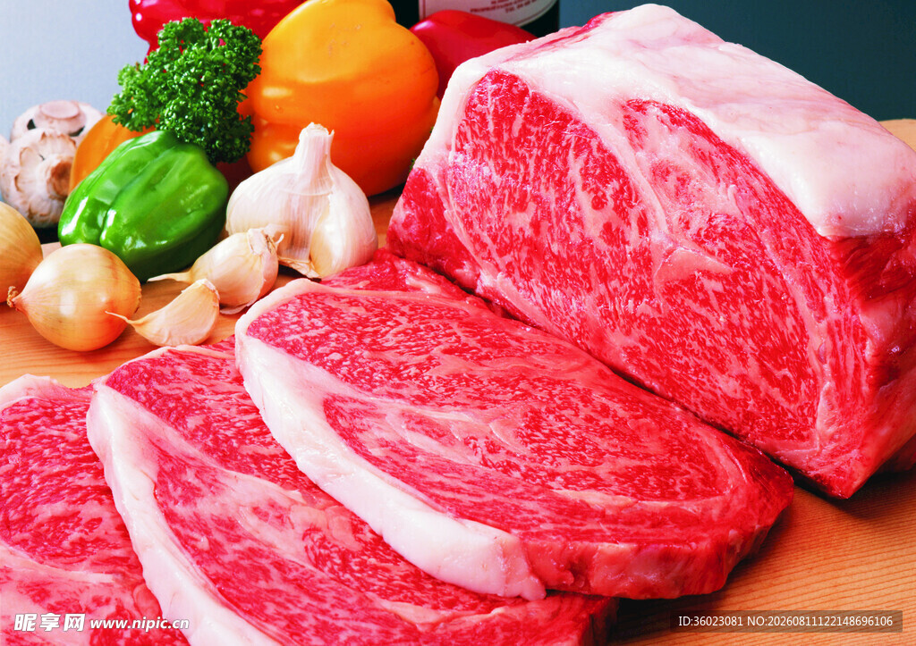 新鲜生牛肉与配菜展示