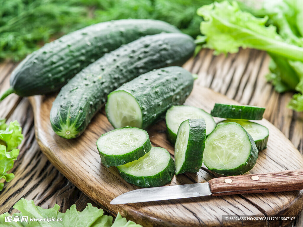 木盘上的新鲜黄瓜及切片