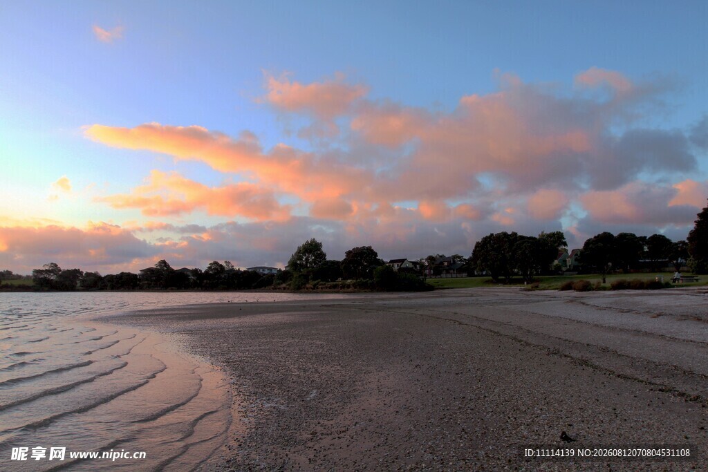 夕阳下的静谧沙滩美景