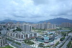 城市建筑群与远山景观