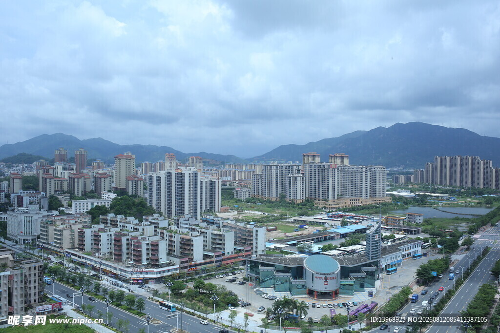 城市建筑群与远山景观