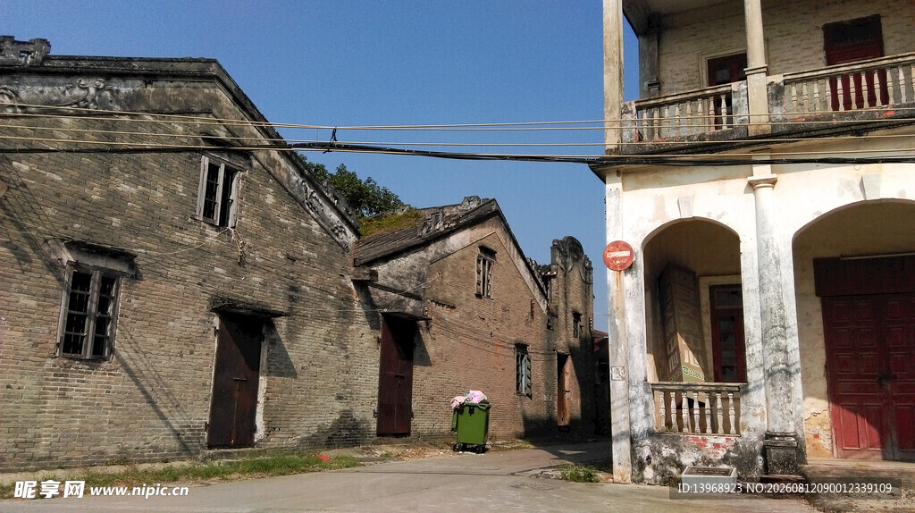 古朴乡村街道景象