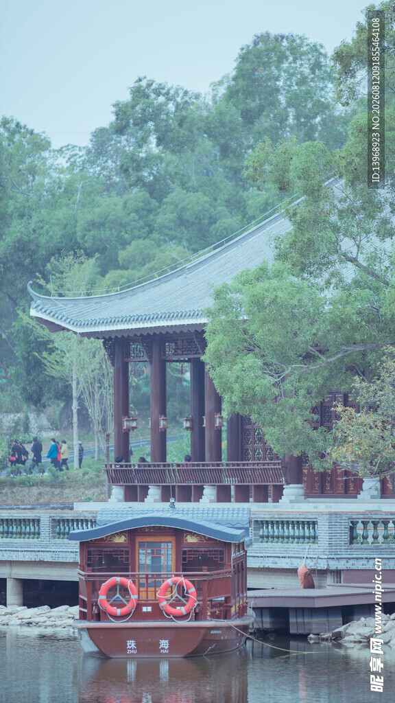 湖畔古亭旁的停泊小船