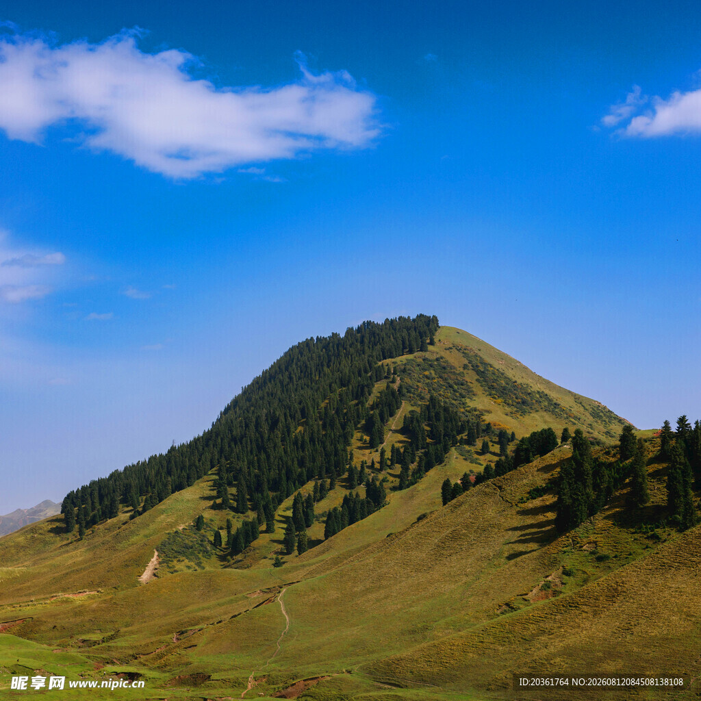 青山蓝天间的秀丽山峦