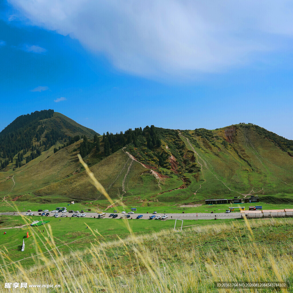 草原公路边的壮美山峦