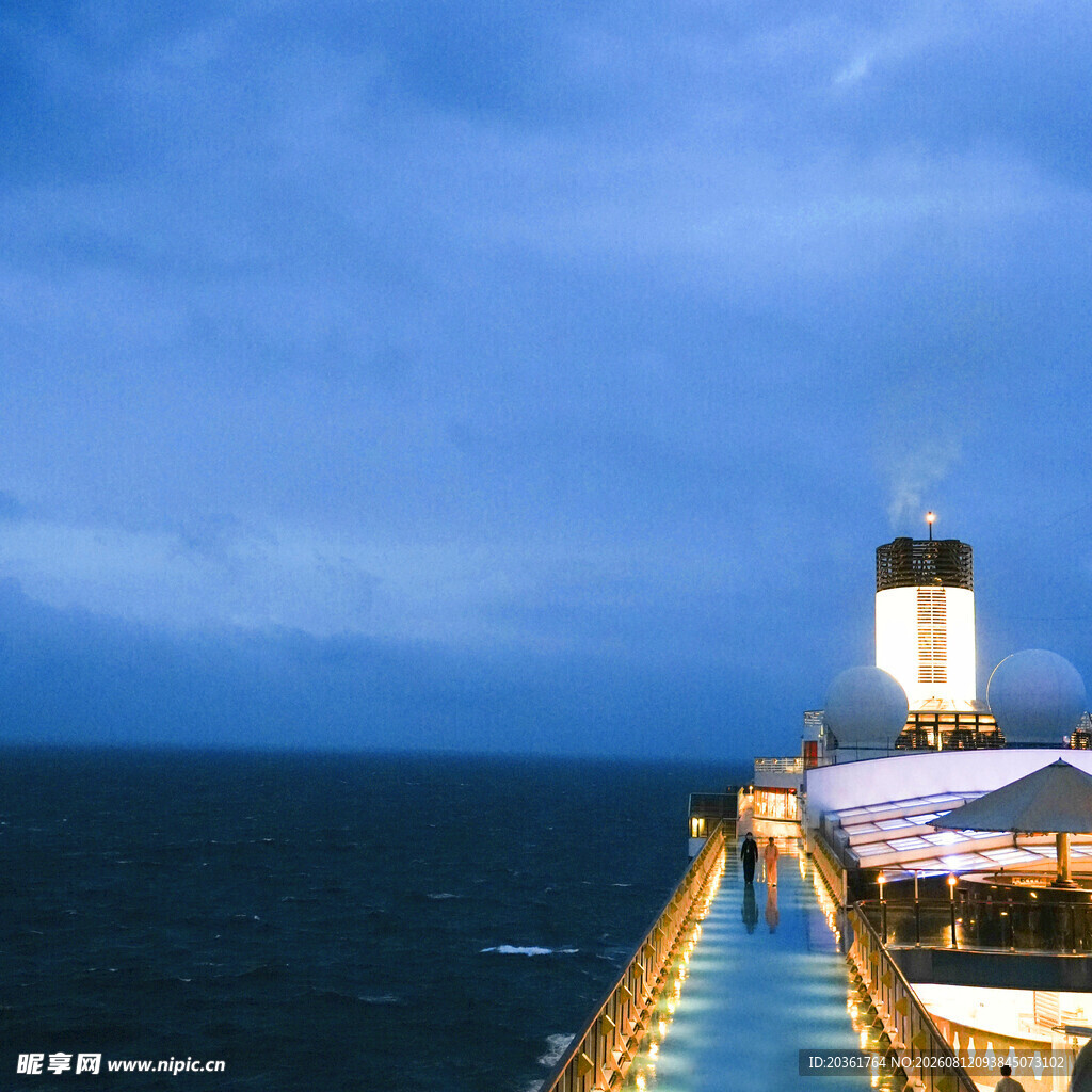 甲板灯塔夜景