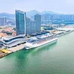 海滨城市游轮与摩天大楼景观
