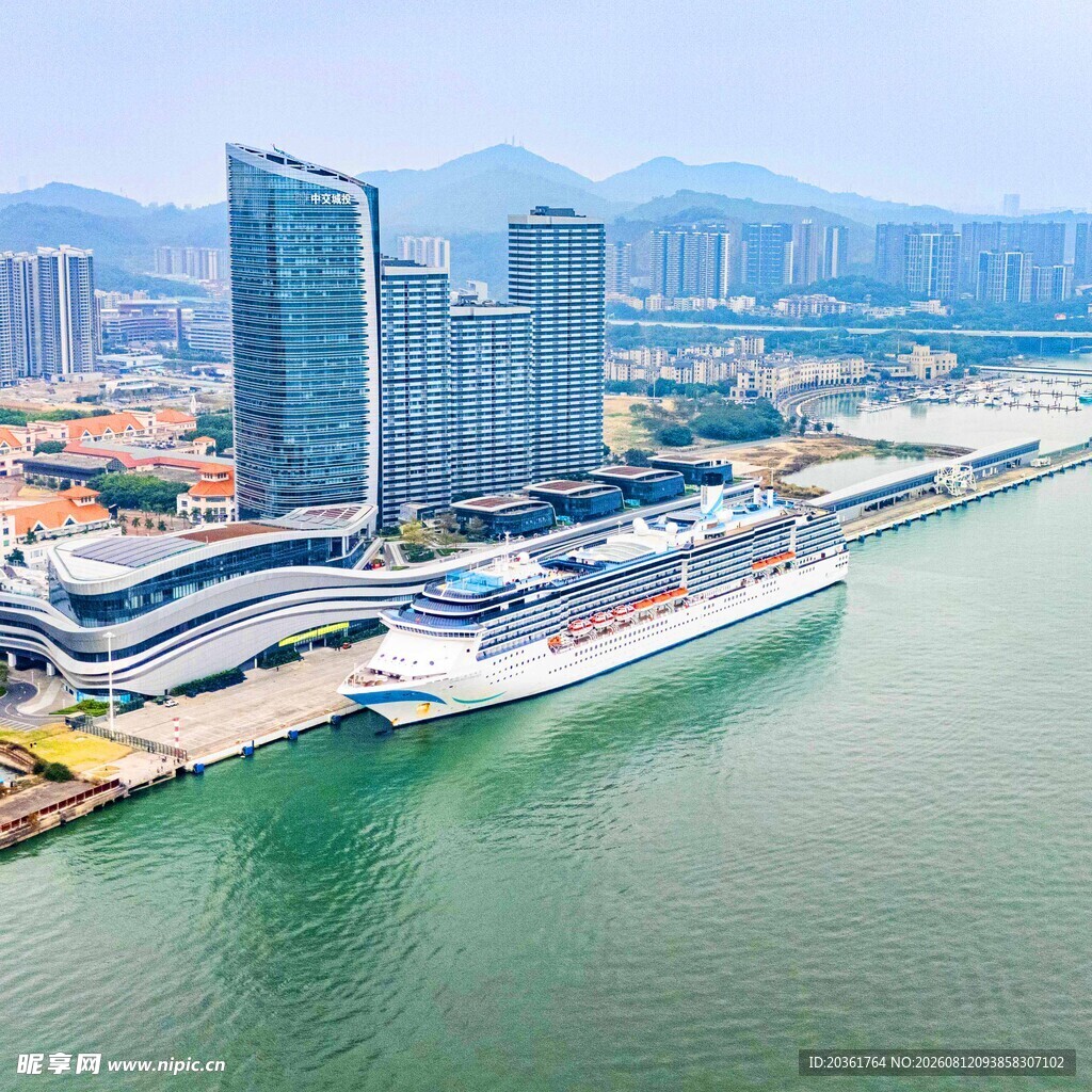 海滨城市游轮与摩天大楼景观