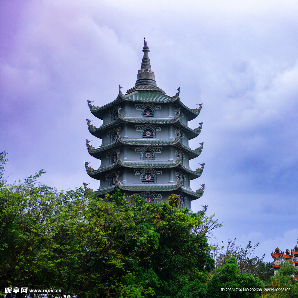 古风宝塔立于葱郁林间
