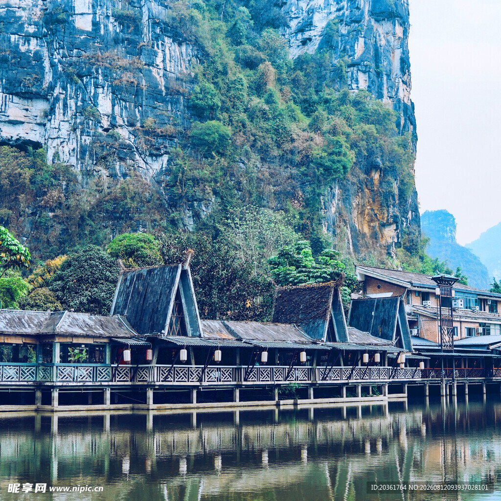 山水间的特色临水建筑群
