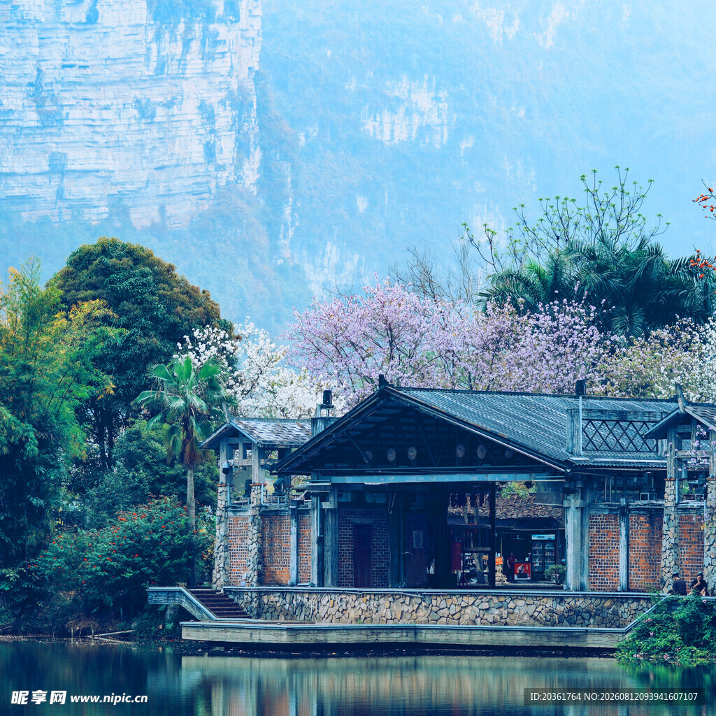 湖畔古亭春色
