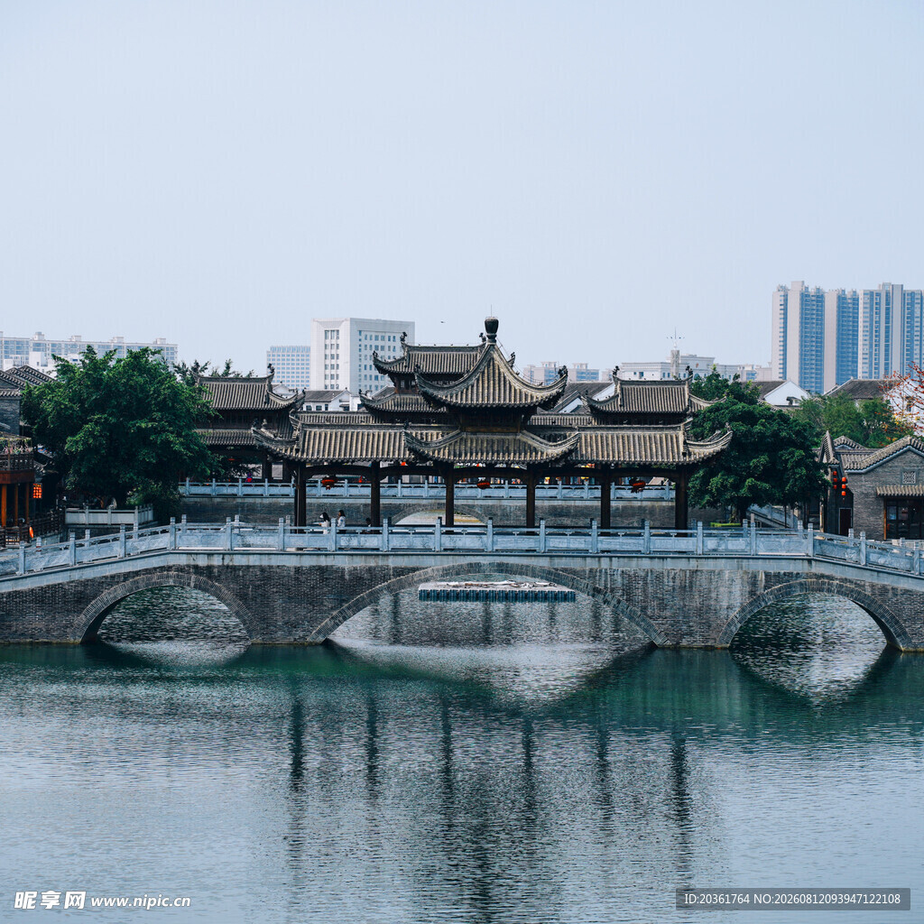 古桥映水