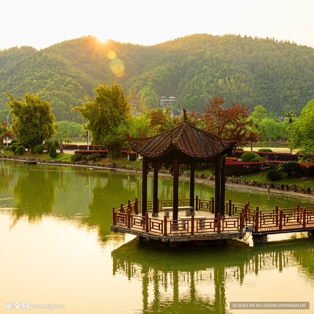 湖畔古亭映美景