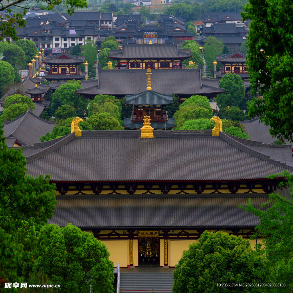 古寺建筑群掩映于绿树间