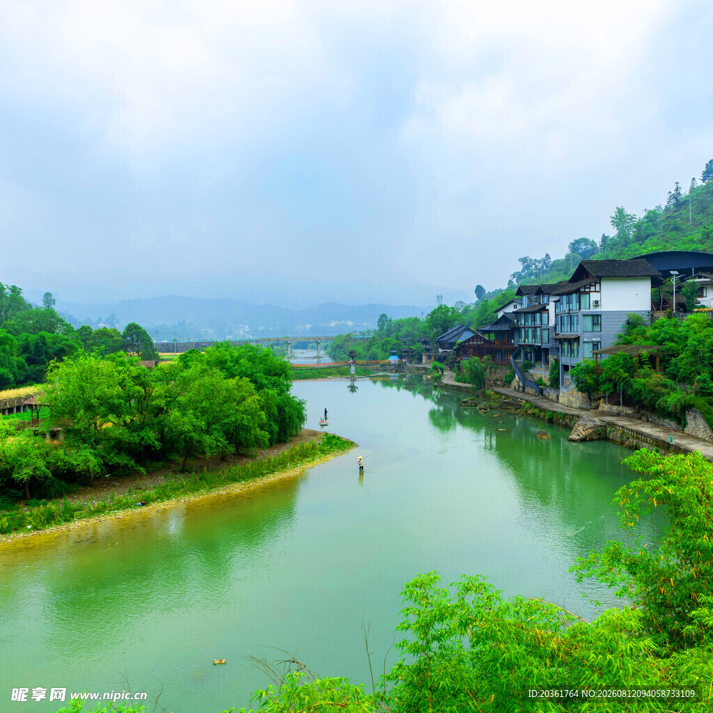 河畔村落美景