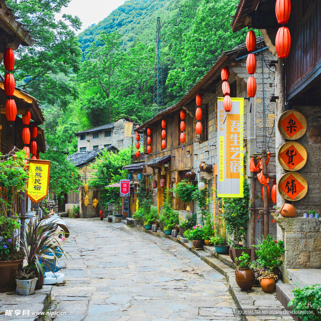 古巷红灯笼装点的宁静村落