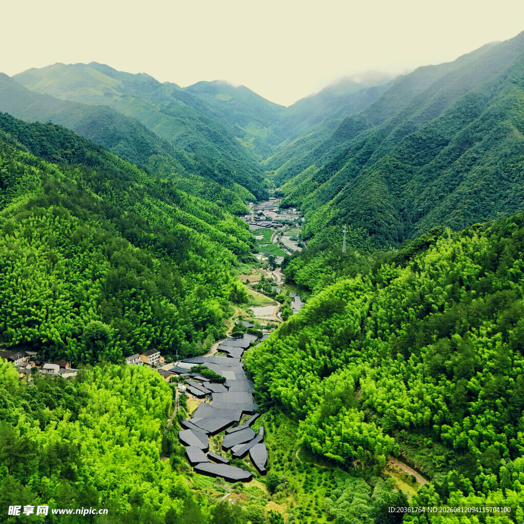 青山绿水间的蜿蜒村落