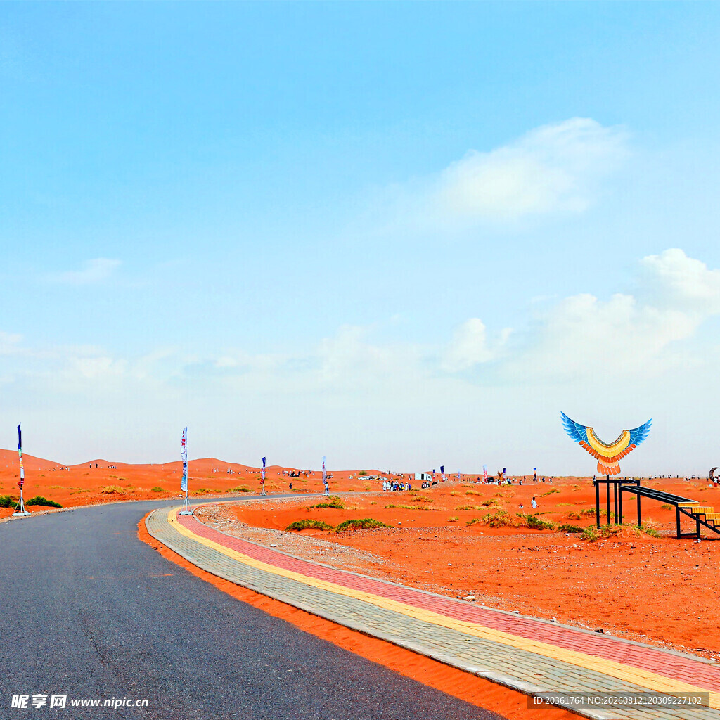 沙漠中蜿蜒的多彩公路