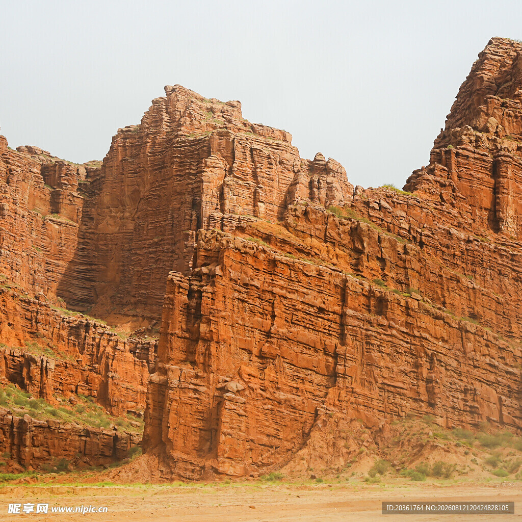 红色砂岩峭壁景观