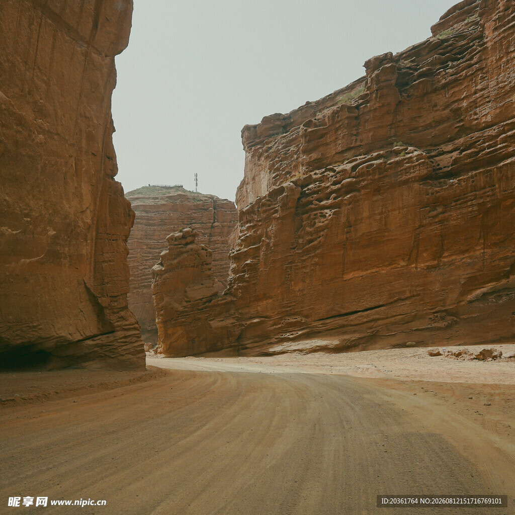 峡谷中的蜿蜒道路