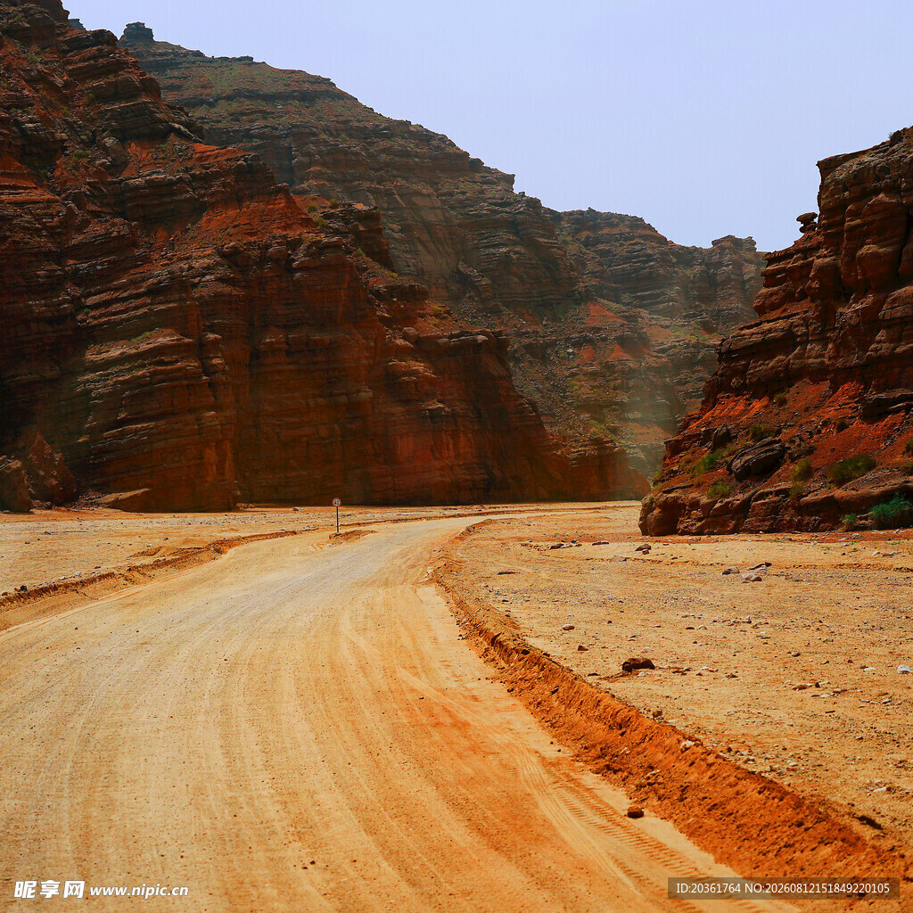 蜿蜒于红崖间的沙漠公路