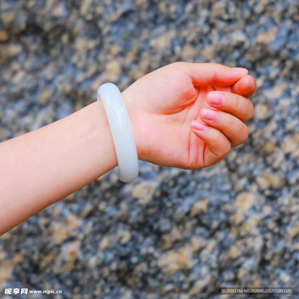 儿童手腕上的玉质手镯