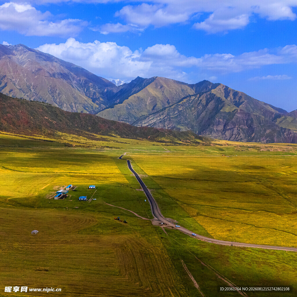 草原山间美景