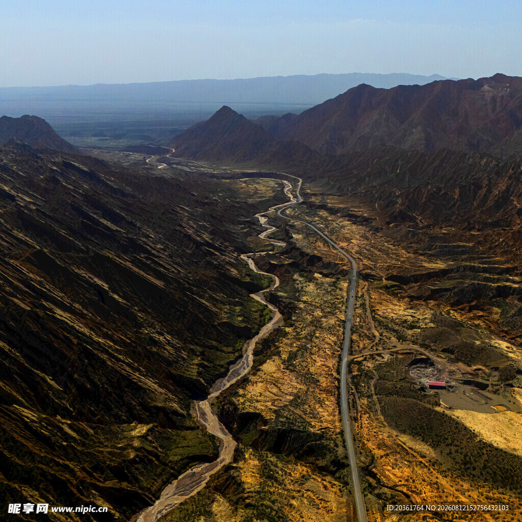 航拍山间蜿蜒公路美景