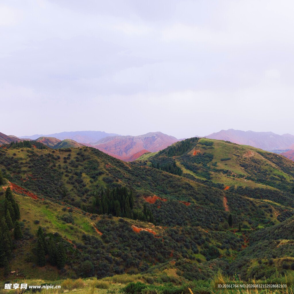 多彩山峦自然风光图