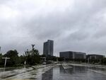 雨后城市空旷广场景象