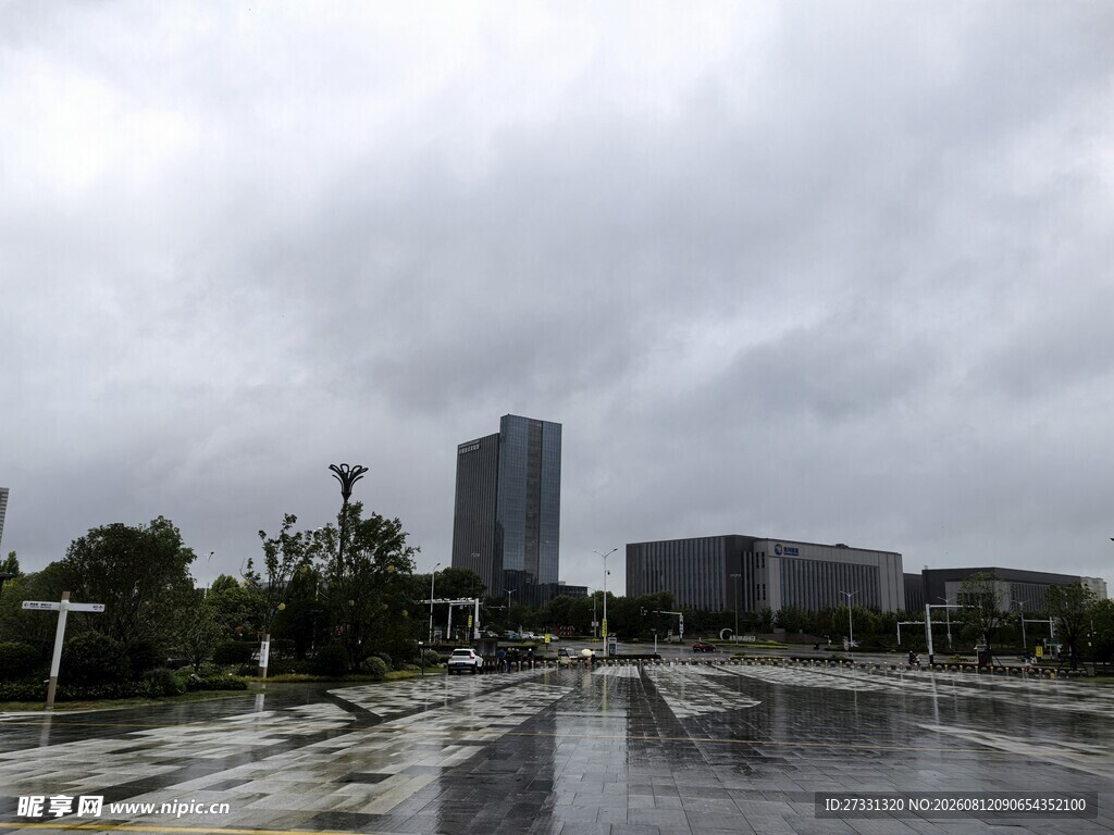 雨后城市空旷广场景象