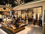 时尚服装店内部陈列展示