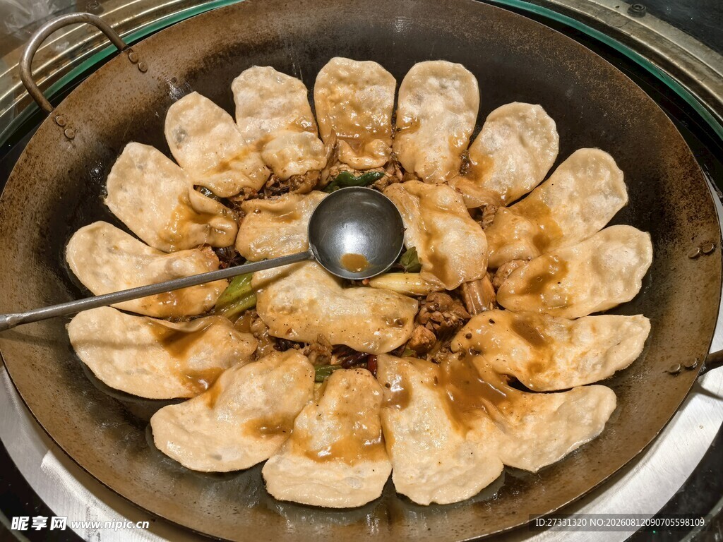 锅中美味饺子待品尝