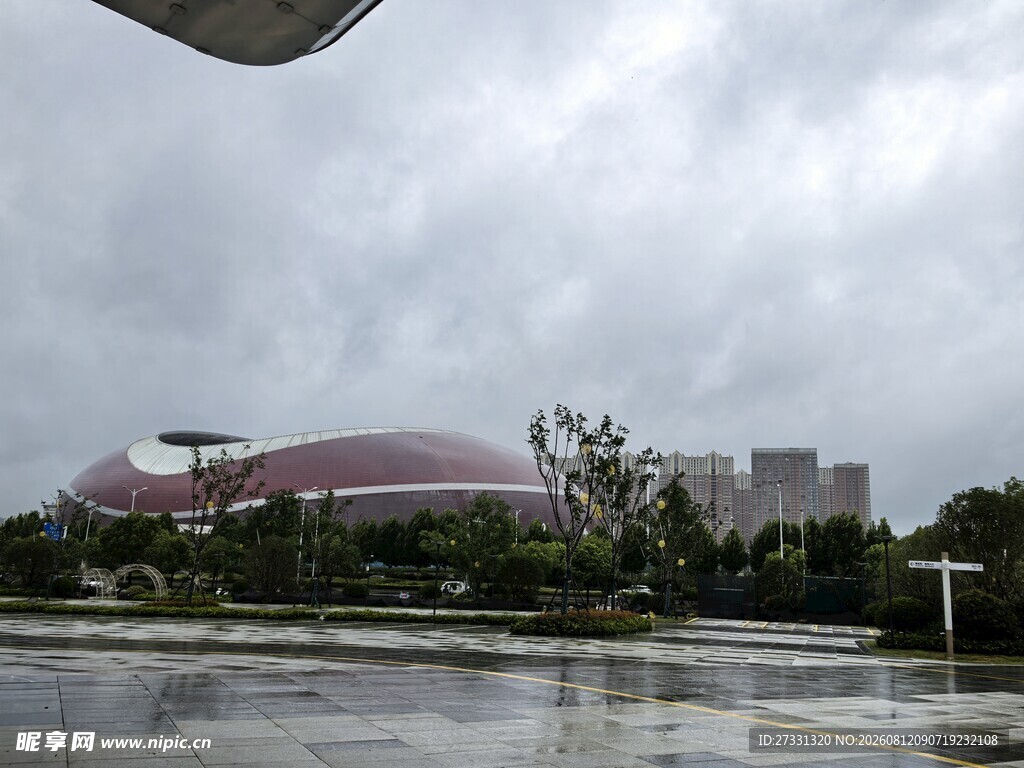雨中的现代建筑景观