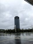 雨后城市中的高耸建筑