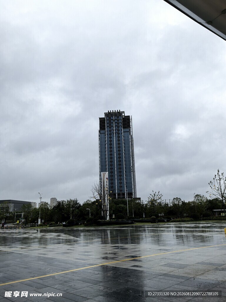 雨后城市中的高耸建筑