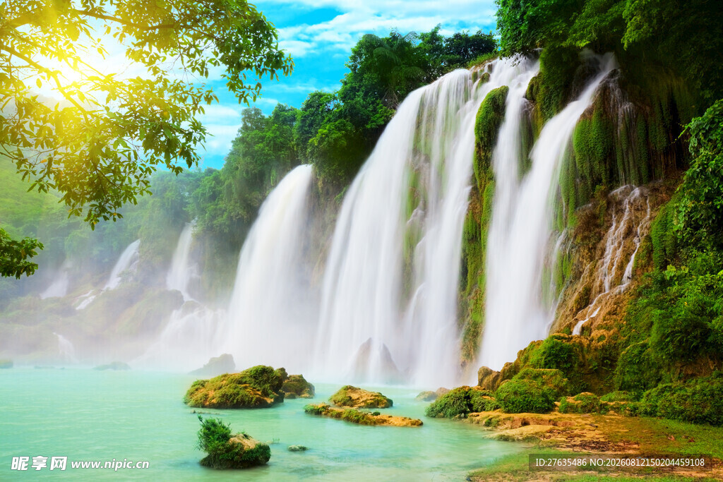 壮丽瀑布下的碧绿山水景