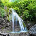 山间瀑布绿意环绕的美景