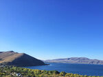 湖畔青山蓝天美景