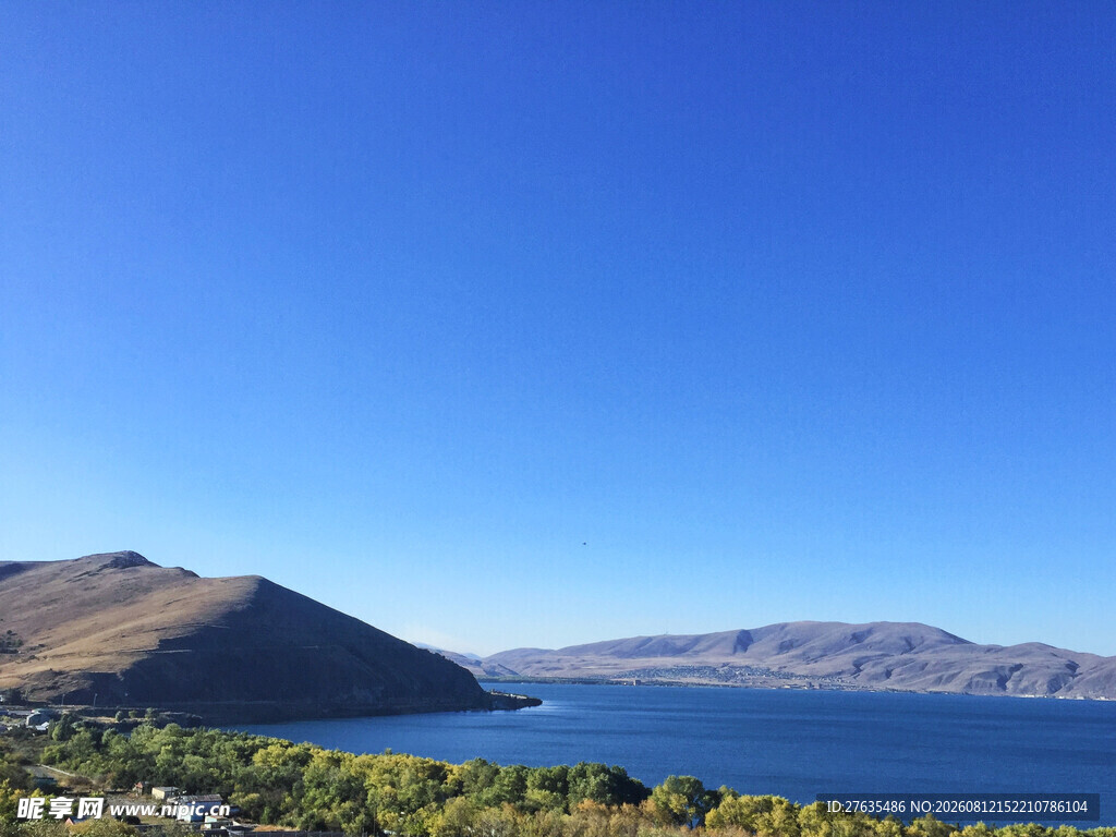 湖畔青山蓝天美景