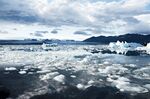 冰川漂浮于广阔水域