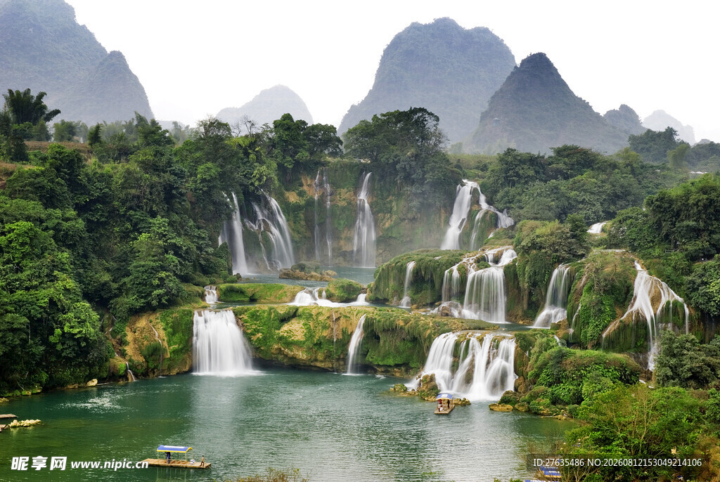 山水瀑布间的自然美景