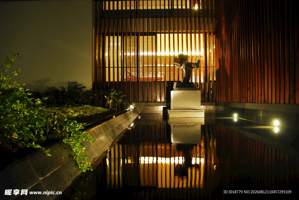 夜晚庭院中的静谧建筑景观