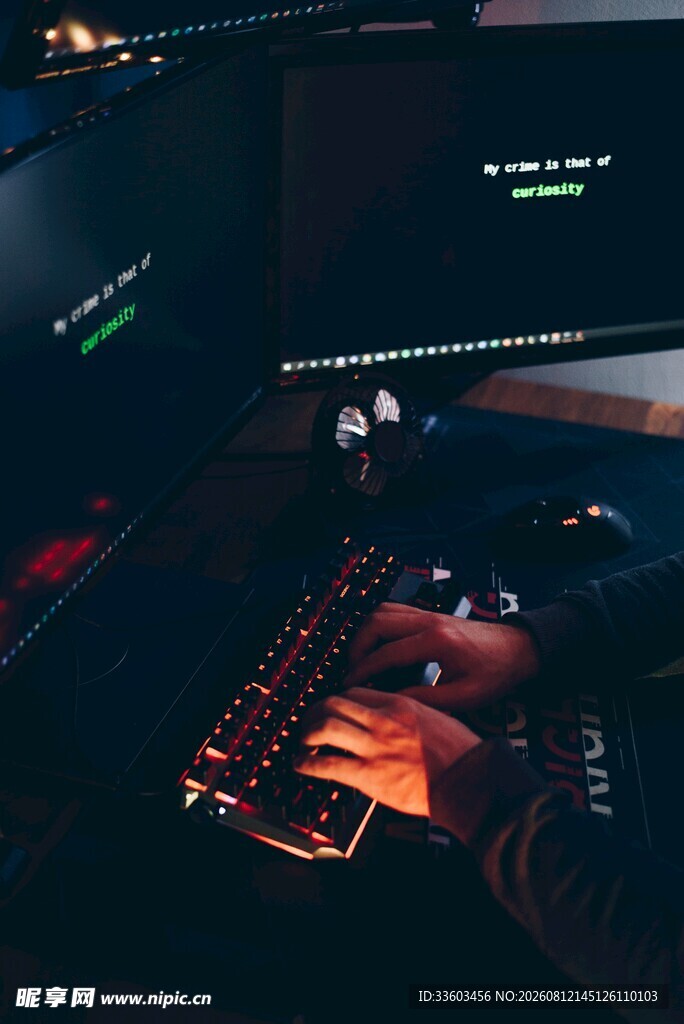 夜间键盘上的双手操作