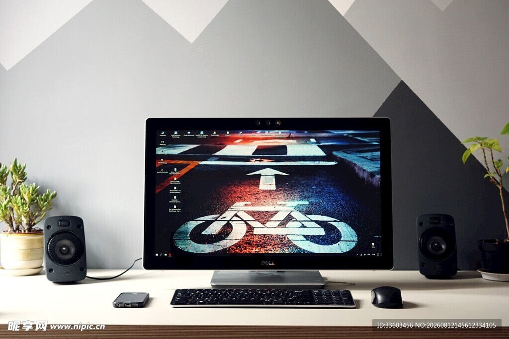 电脑桌前的动感游戏画面