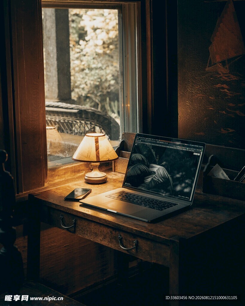 窗边书桌的静谧工作场景